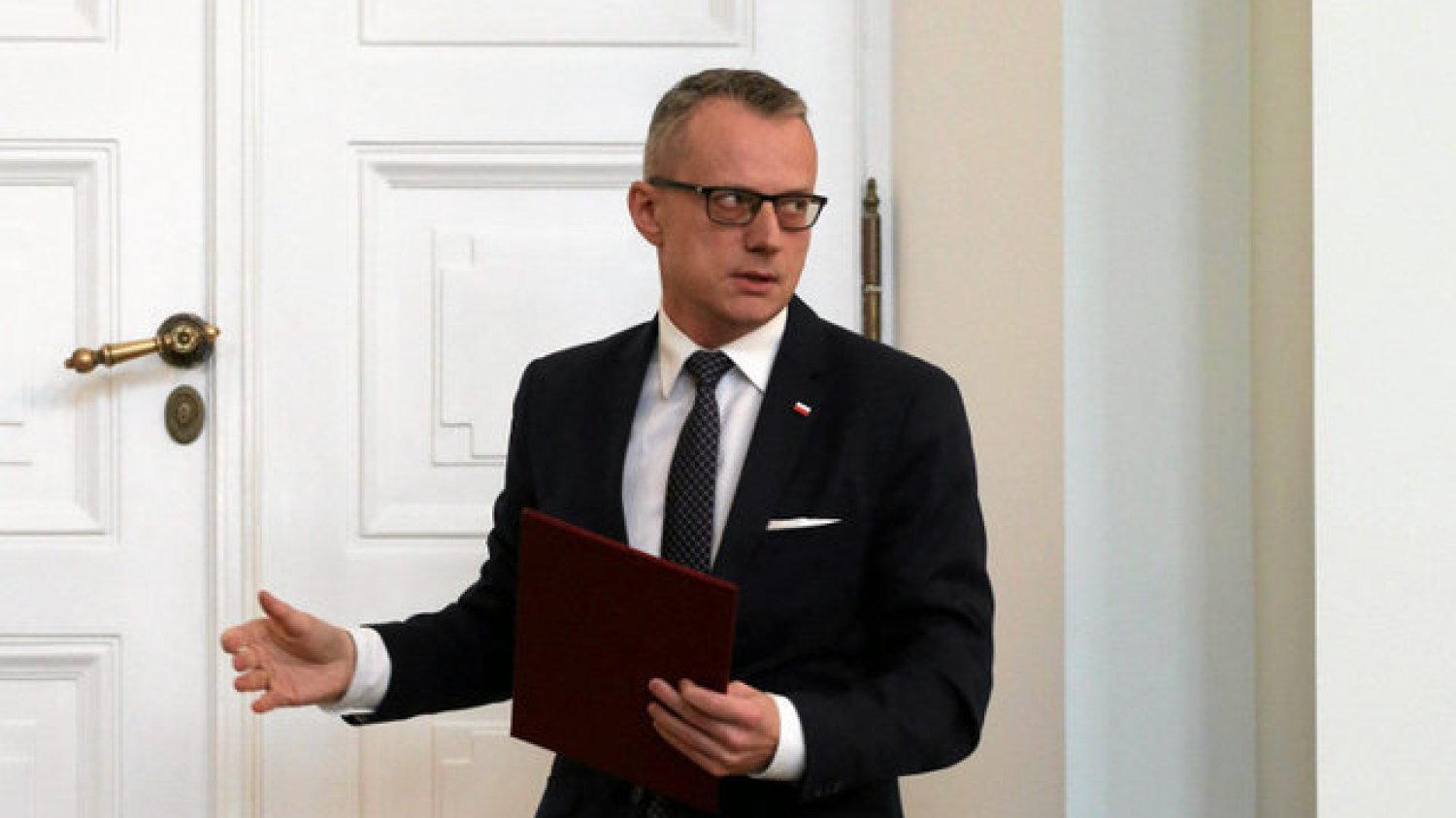 "Newsweek" opisuje zaskakujące kulisy dymisji rzecznika prasowego prezydenta Dudy.