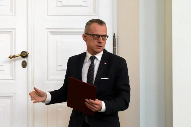 "Newsweek" opisuje zaskakujące kulisy dymisji rzecznika prasowego prezydenta Dudy.