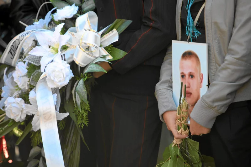 Policjant przejechał radiowozem 23-letniego kibica Falubazu. Sąd go uniewinnił