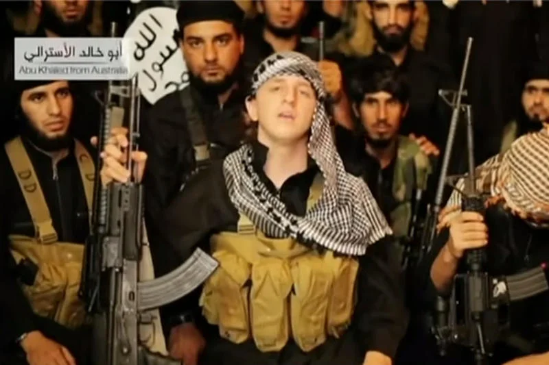 "Rudy dżihadysta" z Australii grozi Zachodowi. 17-latka ściga prokuratura, a rodzina prosi o pomoc