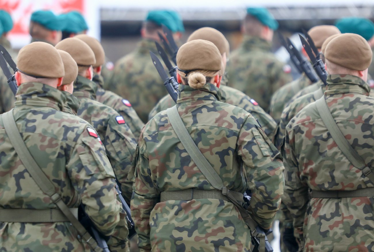 Ofiary przemocy w służbach mundurowych nie mogą liczyć na systemową pomoc, twierdzą założycielki Fundacji #SayStop.