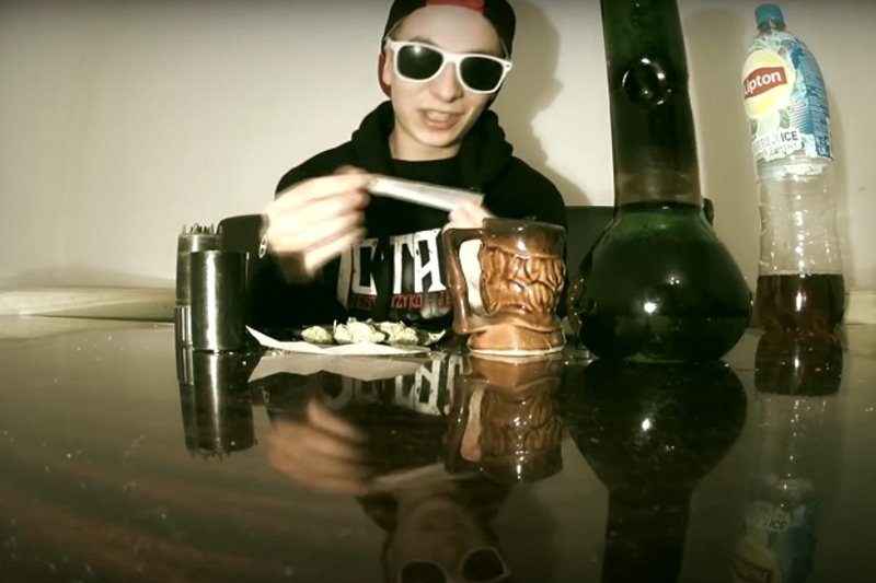 Raper Filu, czyli Filip Jaki to brat wiceministra sprawiedliwości Patryka Jakiego. Na YouTube w piosence "Weed Love" wychwala on używanie narkotyków.