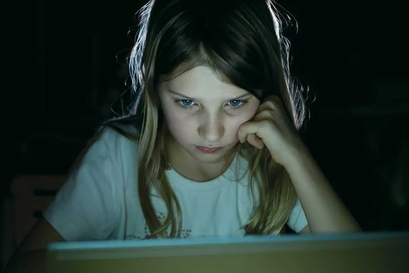 Nadużywanie internetu to coraz poważniejszy problem.