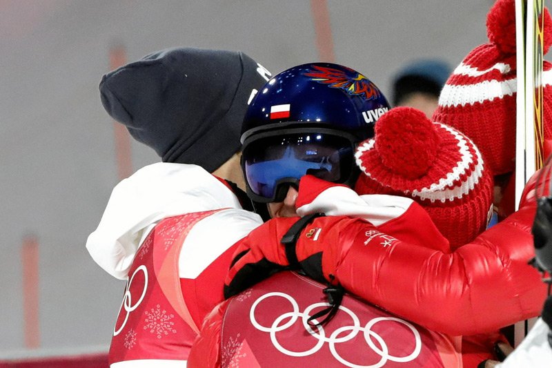 Kamil Stoch tuż po zdobyciu przez Polaków brązowego medalu olimpijskiego w konkursie drużynowym nie pozwolił zapomnieć o Piotrze Żyle, który w Pjongczangu musiał zadowolić się rolą rezerwowego.