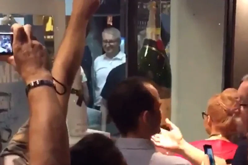 Poseł Stanisław Pięta z PiS wybrał się w czwartkowy wieczór do sklepu monopolowego w Warszawie. Spotkał suwerena i... nie miał odwagi wyjść.