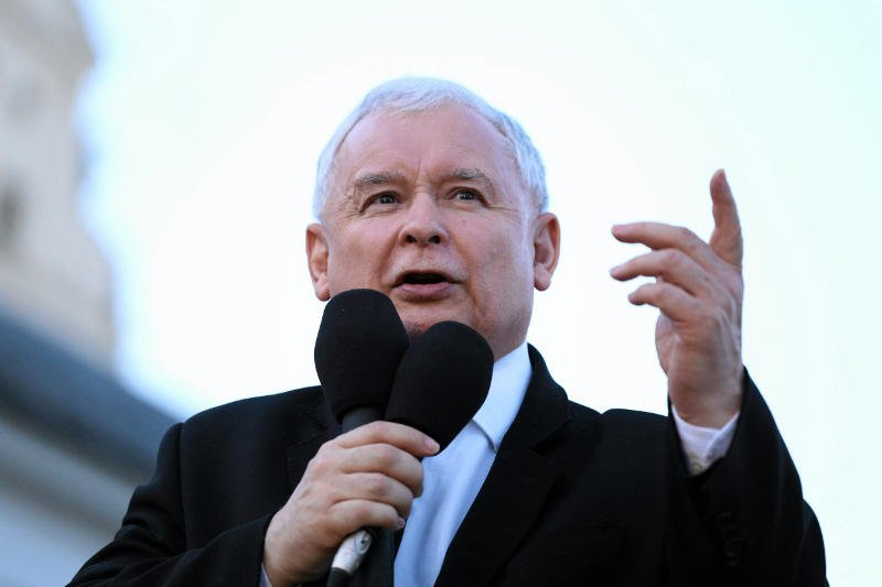 Jarosław Kaczyński czci pamięć po swoim bracie Lechu regularnie - co miesiąc przemawia sprzed Pałacu Prezydenckiego.