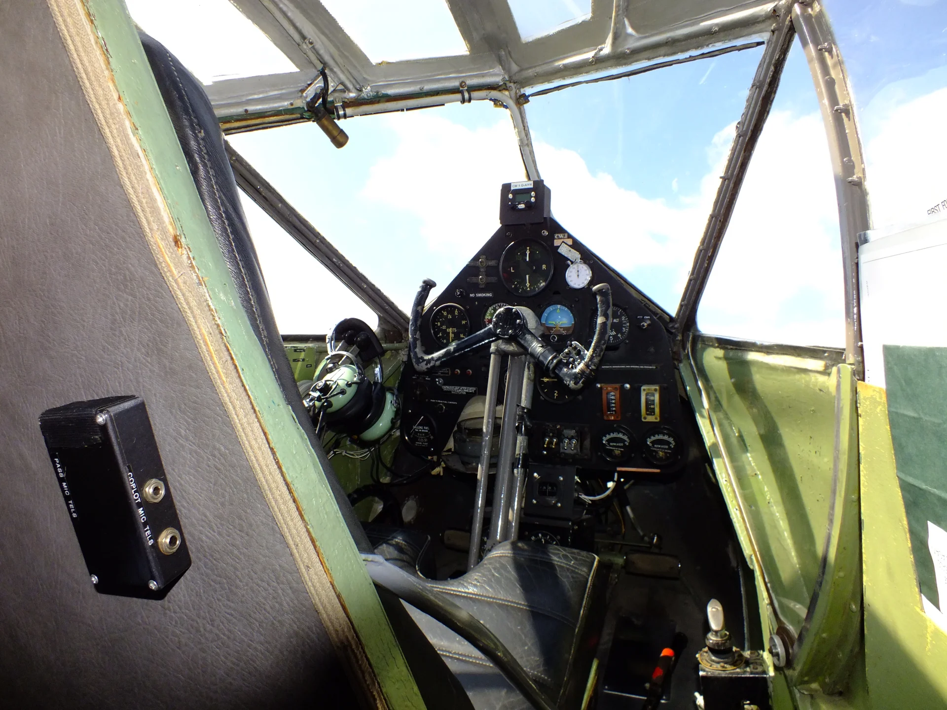 Kabina pilota samolotu De Havilland Dragon Rapide