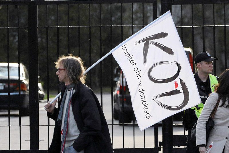 Sobotni protest KOD pod KPRM nie przyciągnął tysięcy demonstrantów. Zdjęcie stanowi jedynie ilustrację do tekstu.