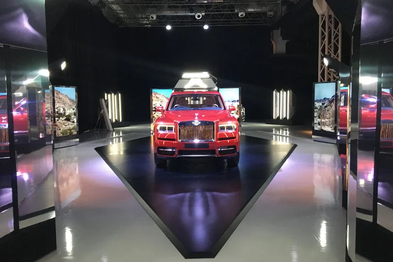 Rolls-Royce Cullinan w kosmicznej aranżacji.