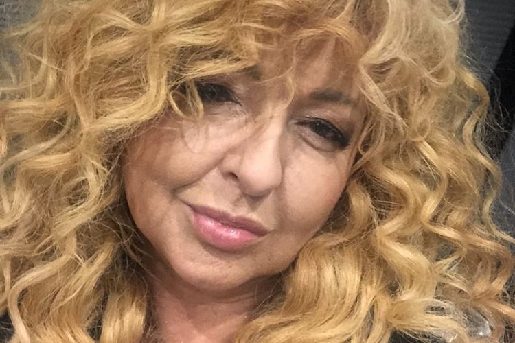 Restauratorka Magda Gessler na Instagramie poznaje nowe filtry. Na jednym z instastories tańczy jak Shakira.