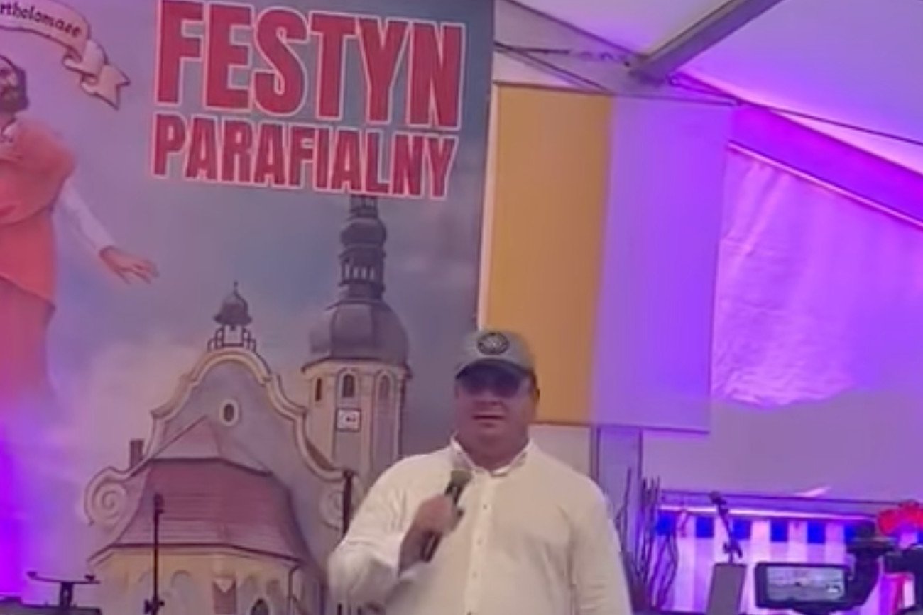 Wiceminister Michał Wójcik śpiewał na festynie parafialnym. Inni wręczają księżom czeki. Tak rozkręca się kampania w kościołach.