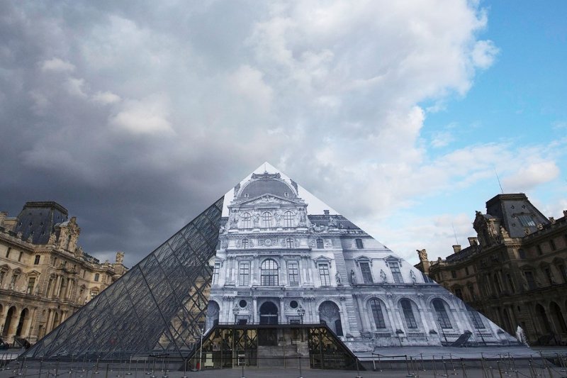 Fotograf posługujący się pseudonimem JR sprawił, że piramida przed paryskim Luwrem zniknęła. Wszystko za sprawą jednej z technik złudzenia optycznego