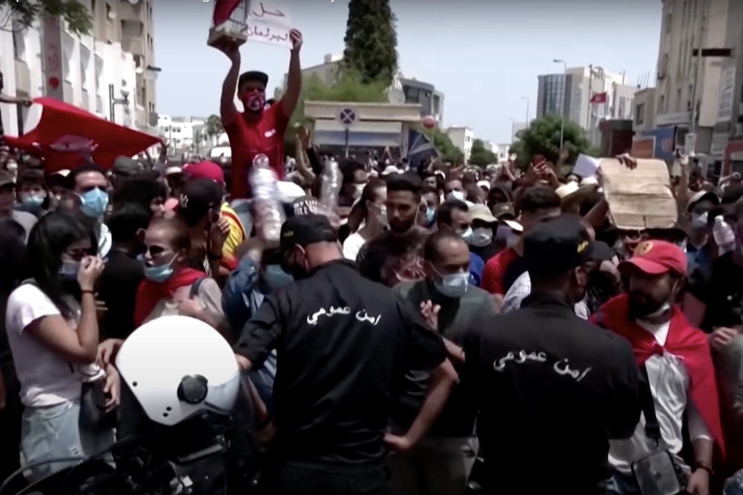 Protesty w Tunezji doprowadziły do dymisji rządu.