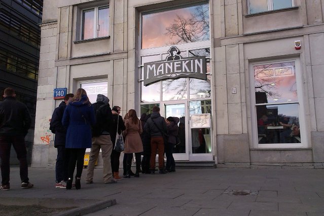 Kolejka do Manekina w Warszawie.
