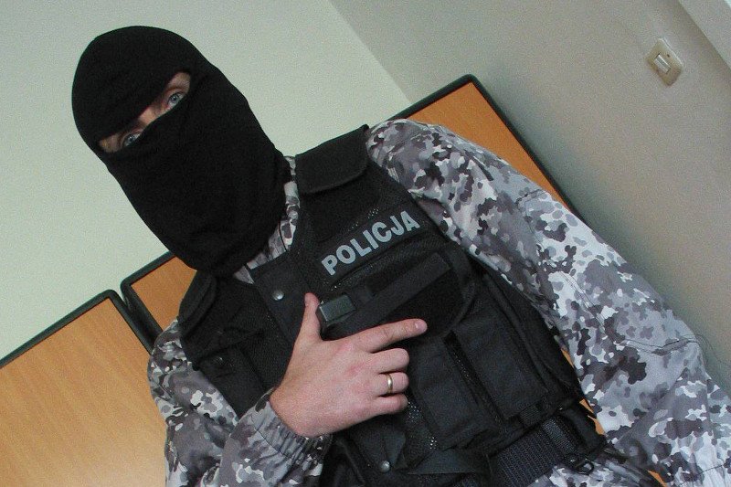 Policjanci z CBŚP zatrzymali hakera poszukiwanego przez Interpol i FBI.