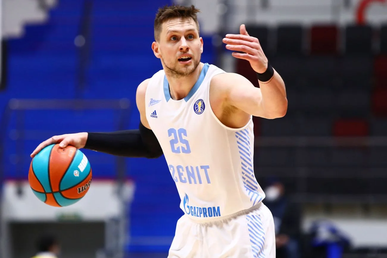 Mateusz Ponitka zdecydował się rozwiązać umowę w Rosji, klub poszedł mu na rękę i Polak wrócił do kraju