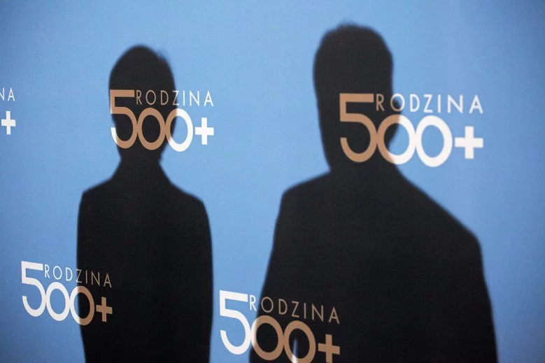 Wielu Polaków nie ma pojęcia, jak finansowany jest program 500+.