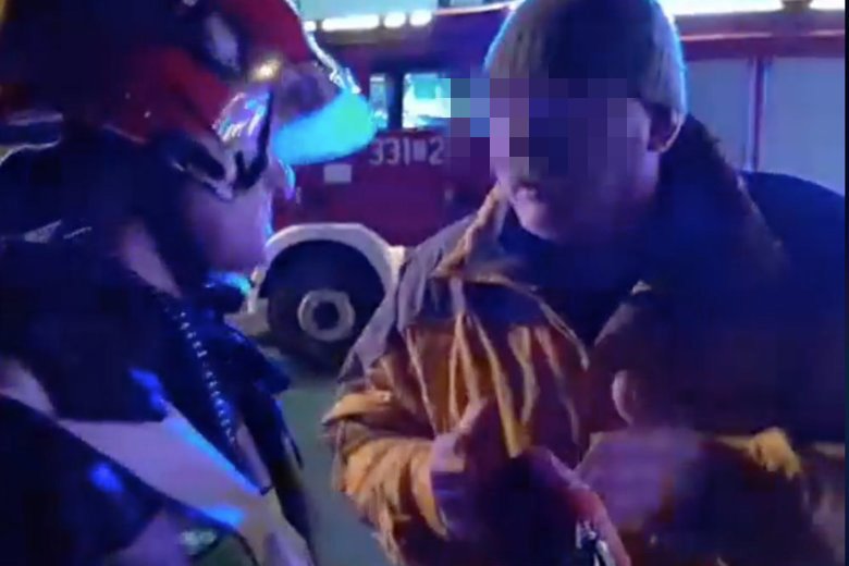 Do strażaka relacjonującego tragedię w koszalińskim escape roomie podbiegł ojciec dziecka. Widać to na filmie udostępnionym w internecie.