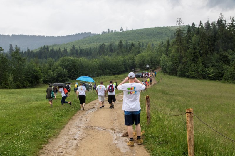 Podziel się posiłkiem (walka z niedożywieniem), Po stronie natury (ochrona lasów i zasobów wodnych), Mamo, Tato, wolę wodę! (edukacja o piciu wody). To przykłady programów społecznych, które rozwijają się od ponad 10 dekad i nadal mają się dobrze.