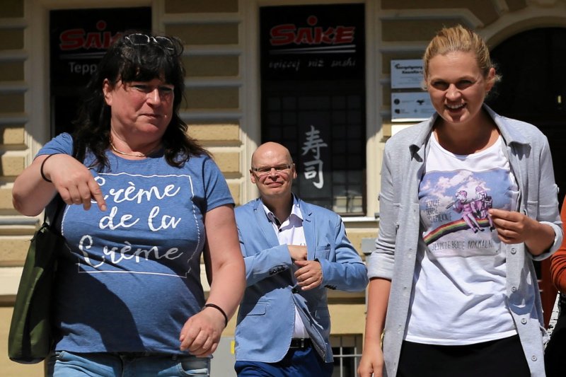 "Ty lewacka szmato!". Działaczka KOD-u w Szczecinie pobita przez policjanta. Bo miała przypinkę "Ratujmy Kobiety"?