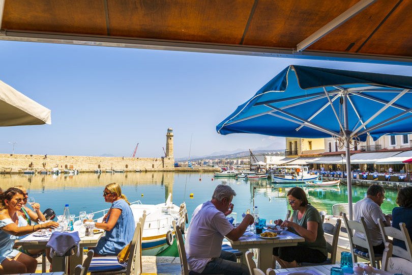 Grecja luzuje obostrzenia, a biura podróży kuszą Polaków ofertami. Ceny na razie są atrakcyjne.