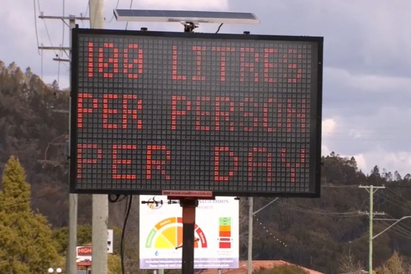 Upały i susza w Australii zmusiły władze do wprowadzenia limitów zużycia wody. Niektórzy postanowili na tym zarobić...