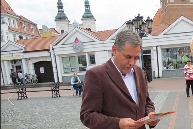 Nad Urzędem Miejskim w Chojnicach górują wieże kościołów i Kościół dalej chce dominować. Tym razem jednak nie będzie tak łatwo... Burmistrz miasta Arseniusz Finster wzburzył miejscowych księży, bo chce finansować program in vitro.
