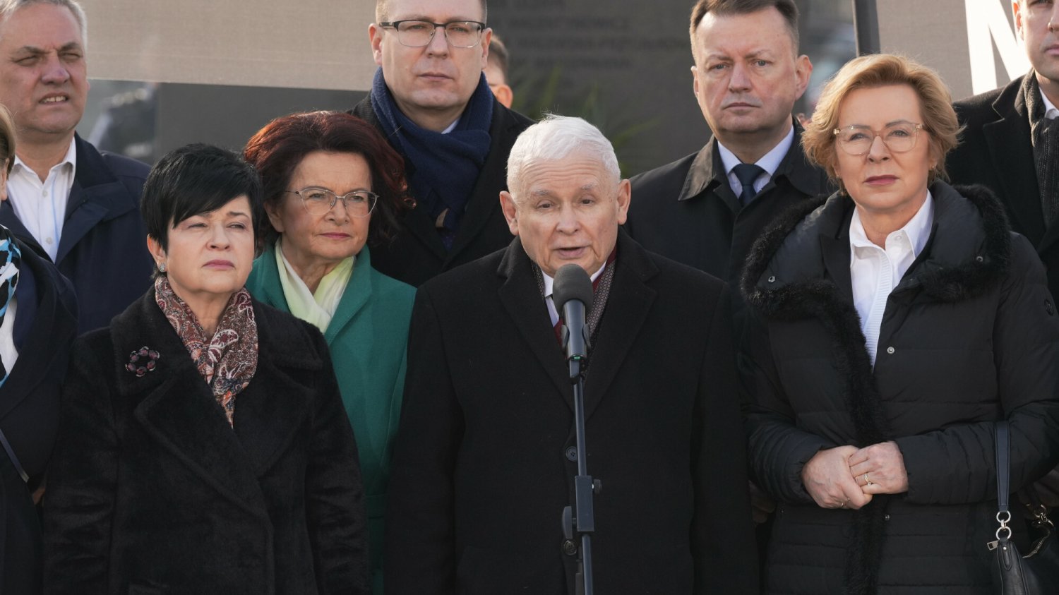 Skandaliczne hasło na miesięcznicy smoleńskiej. Jest reakcja prokuratury Incydent na miesięcznicy smoleńskiej. Pojawił się skandaliczny transparent