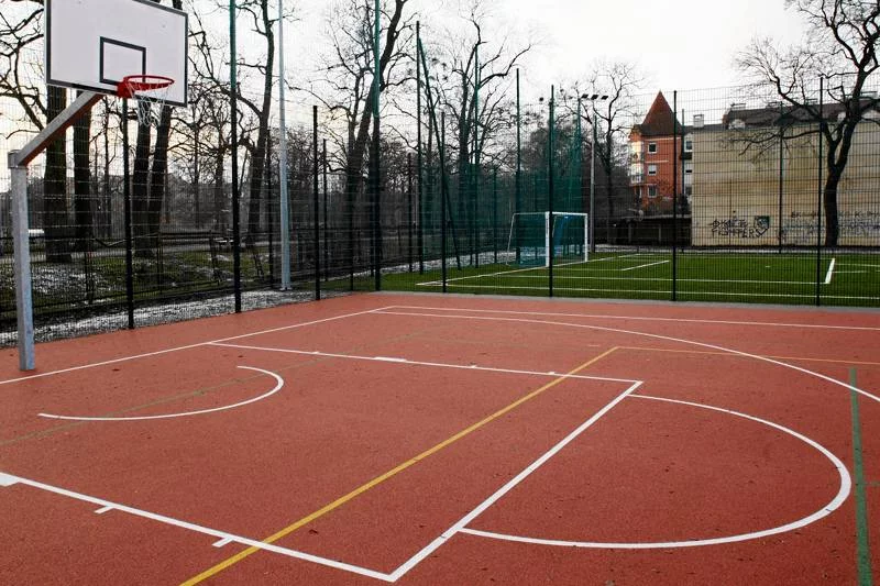 Boisko "Orlik". Czy przypadków pedofilii w nowych ośrodkach sportowych będzie więcej? [zdjęcie ilustracyjne]