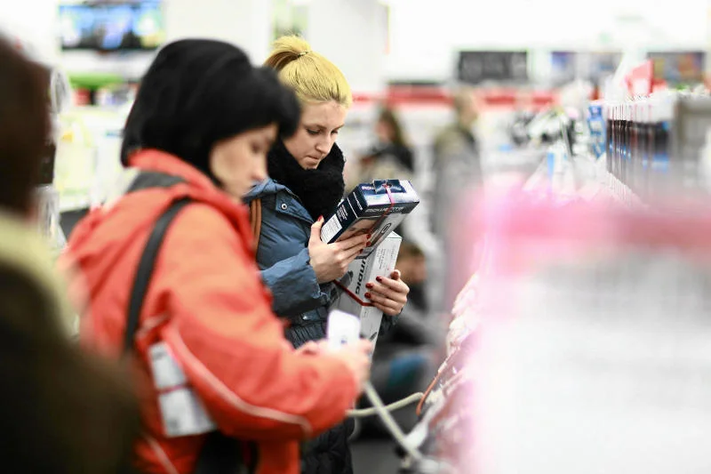 Polacy wciąż wolą kupować sprzęt elektroniczny w dużych marketach.