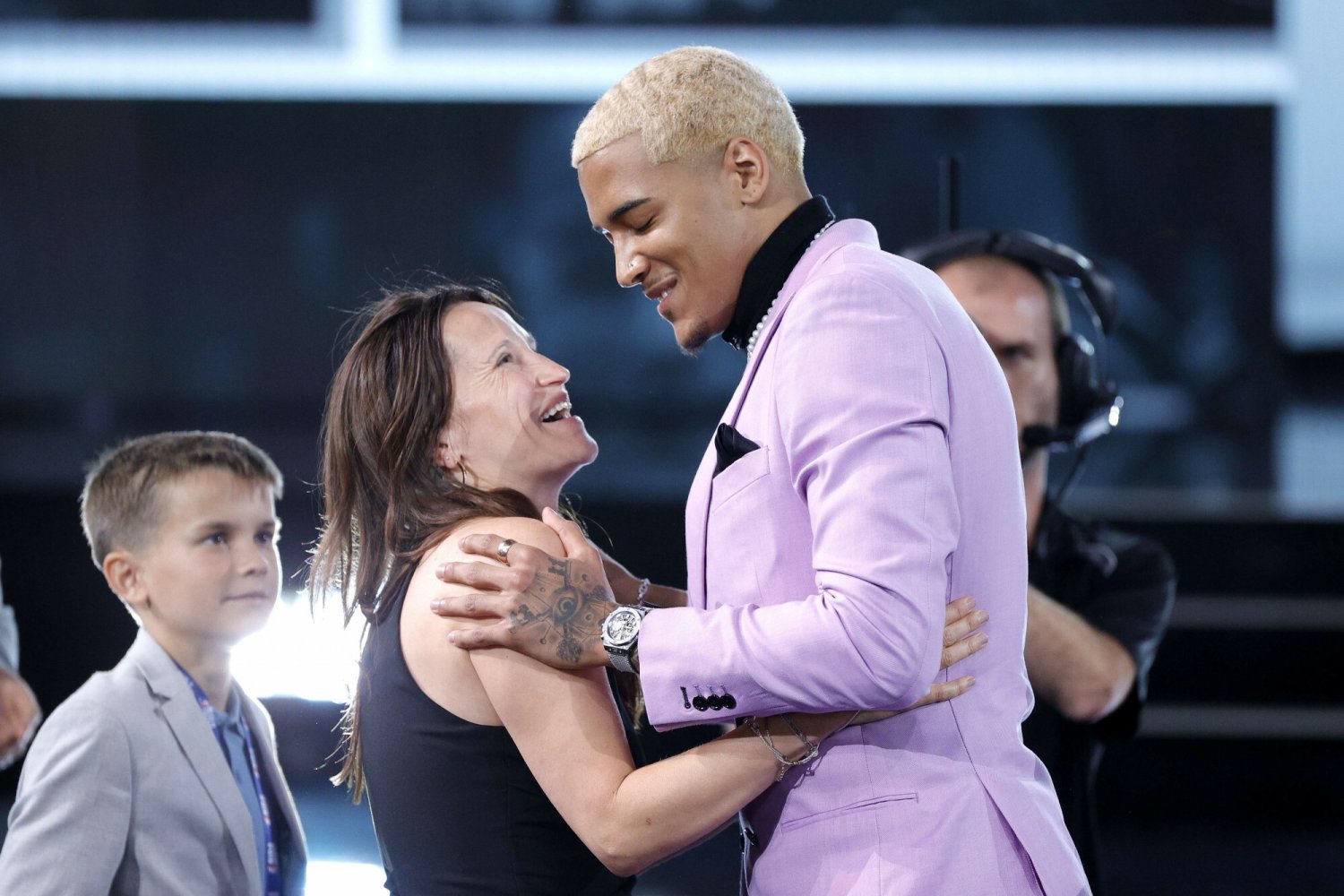 Jeremy Sochan z mamą Anetą świętują wybór w drafcie do NBA przez San Antonio Spurs