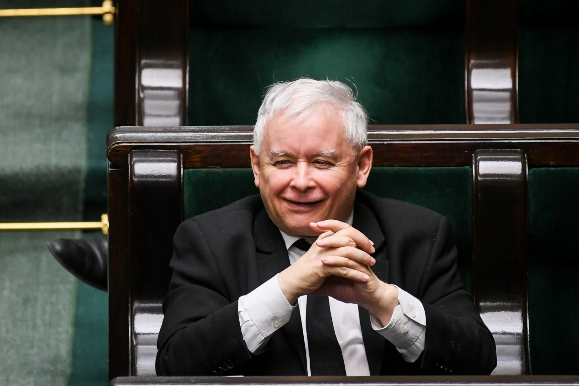 Mimo wielu afer PiS ciągle prowadzi w sondażach.