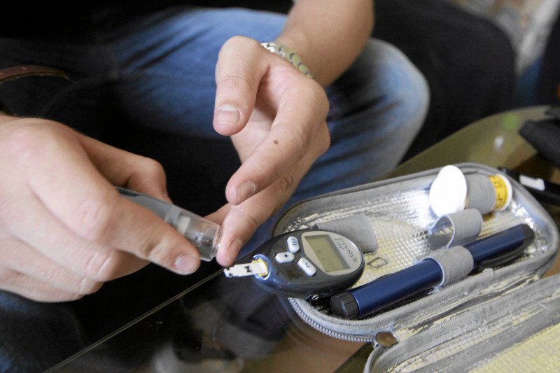 Chory na cukrzycę mierzy poziom cukru we krwi