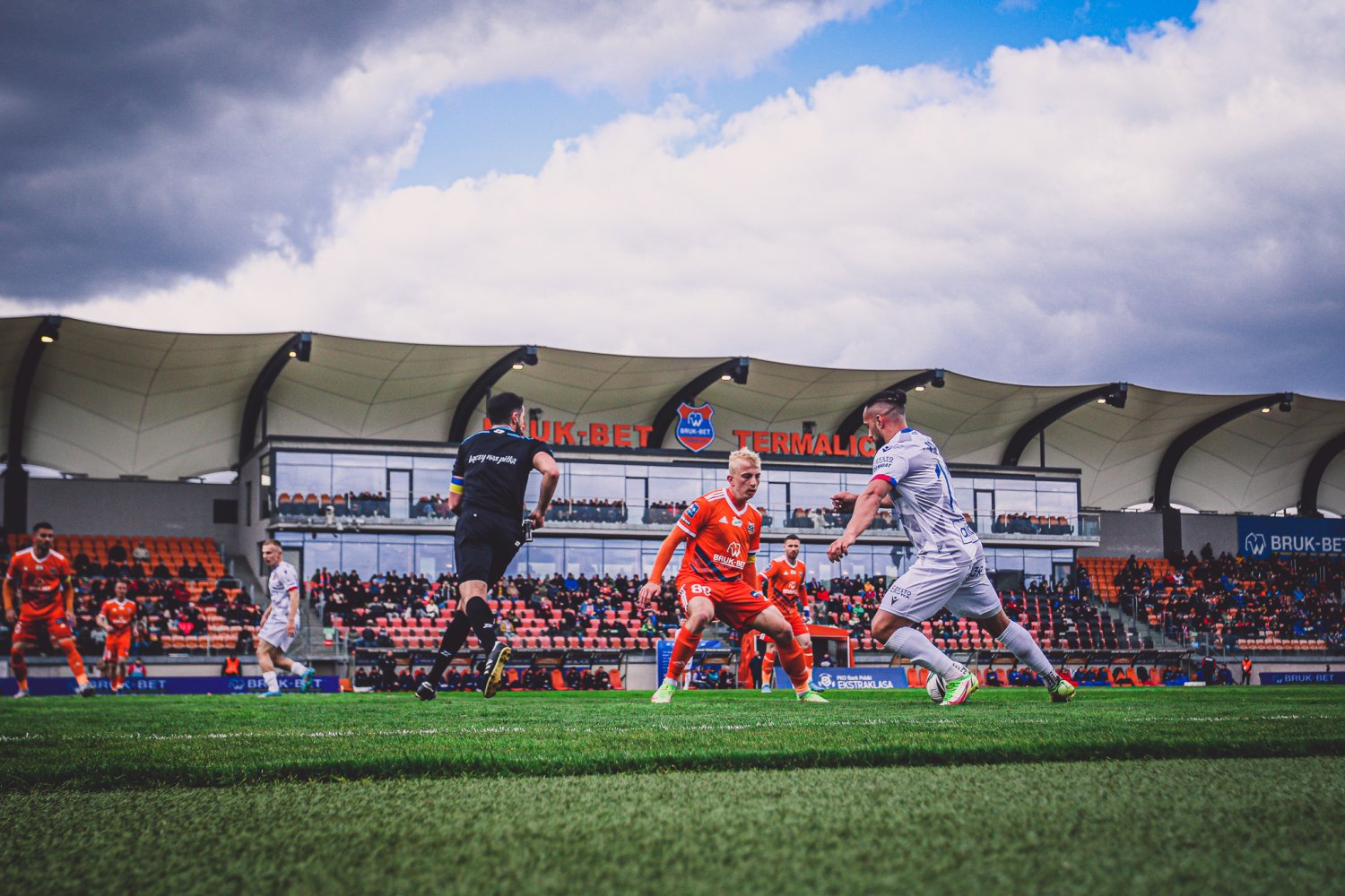 Raków Częstochowa efektownie wygrał w Niecieczy i lideruje PKO Ekstraklasie