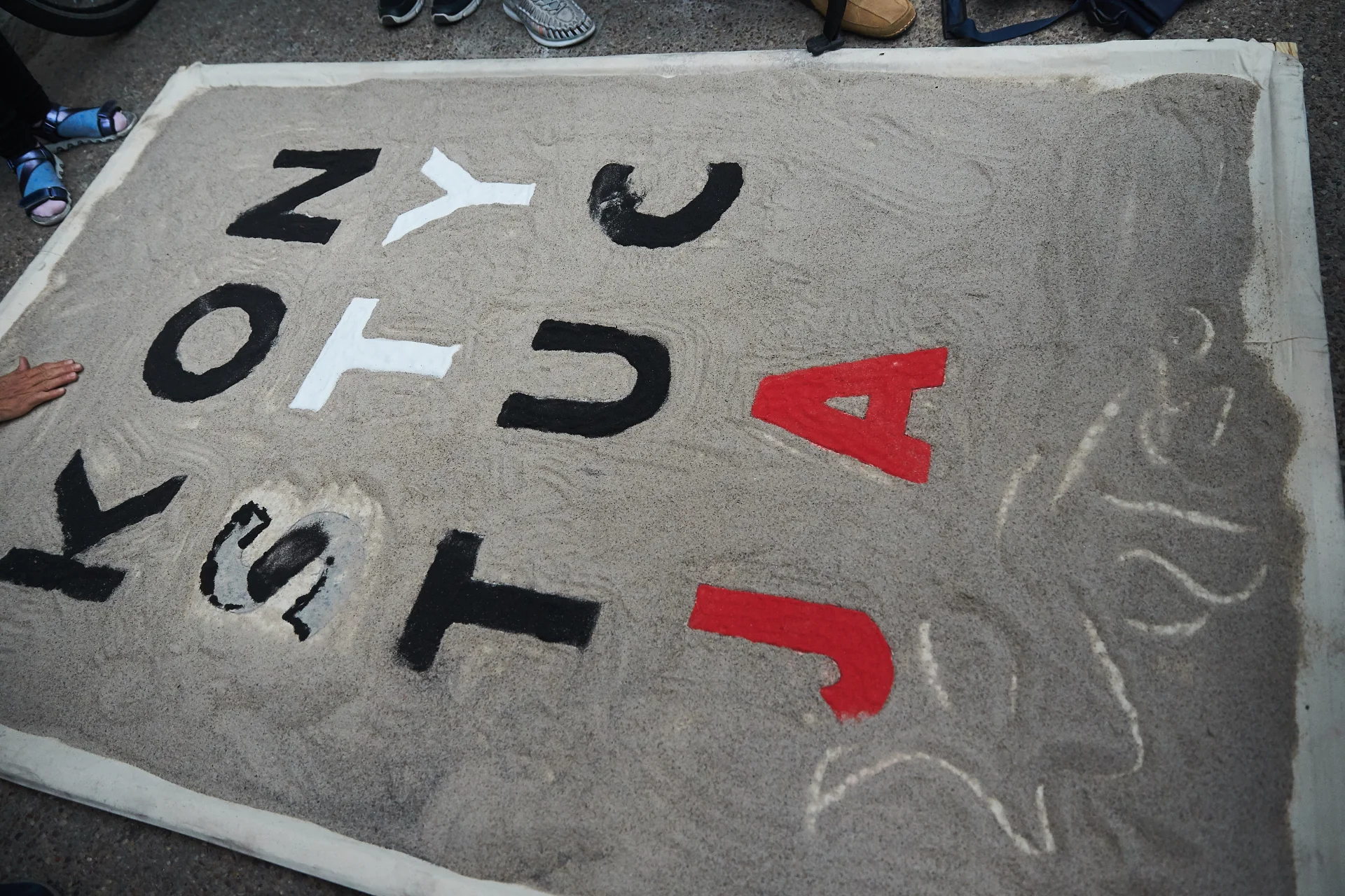 Podpis Lecha Wałęsy pod "Konstytucją" podczas manifestacji w Gdańsku.