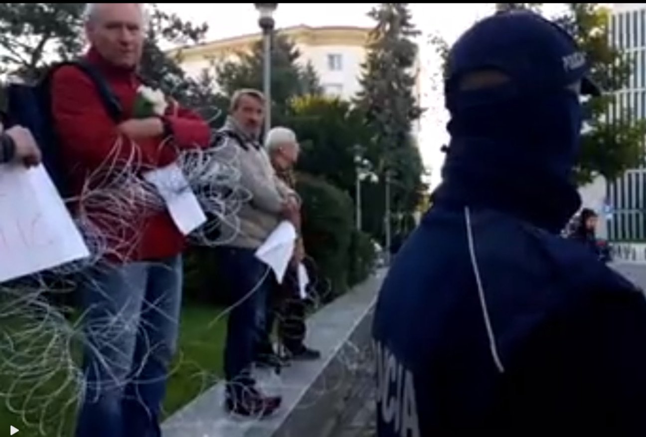 Drut kolczasty przed Sejmem. Protest Obywateli RP ws. sytuacji na granicy.