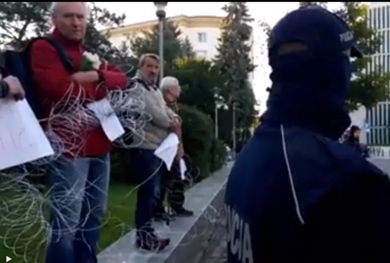 Drut kolczasty przed Sejmem. Protest Obywateli RP ws. sytuacji na granicy.