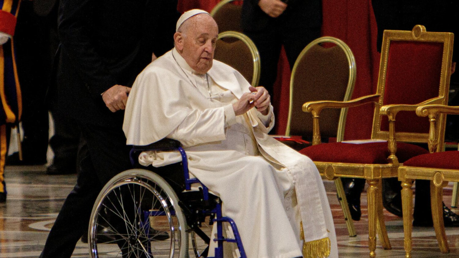 88-letni papież Franciszek choruje na zapalenie oskrzeli.