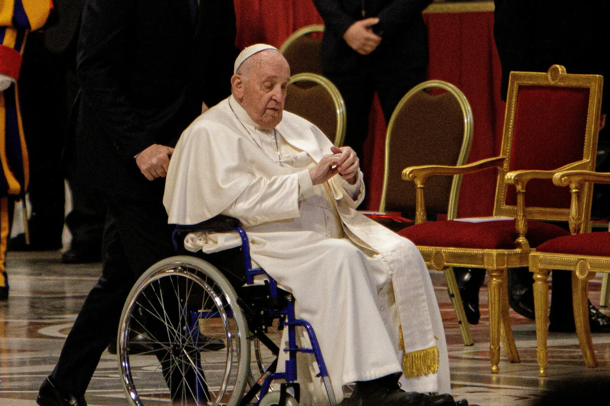 88-letni papież Franciszek choruje na zapalenie oskrzeli.
