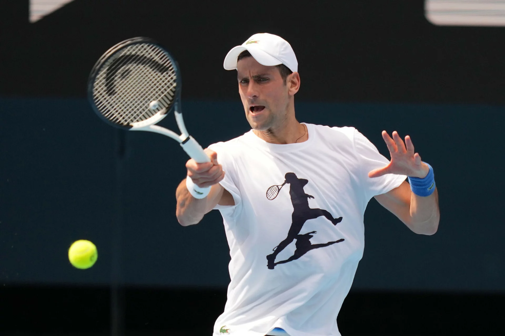 Novak Djoković już trenuje w Australii, ale nad jego głową zbierają się czarne chmury