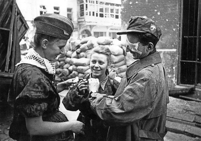 Pośrodku Maria Stypułkowska-Chojecka "Kama", po prawej Krzysztof Palester "Krzych", Powstanie Warszawskie, 1 sierpnia 1944 rok