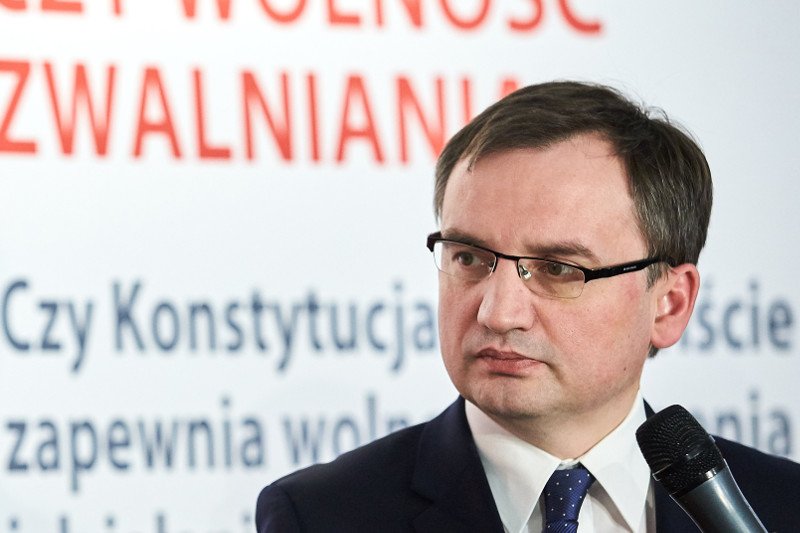 Za rządów Zbigniewa Ziobry w ministerstwie sprawiedliwości przybyło etatów dla ekspertów - zatrudnianych bez konkursów, bez doświadczenia i dobrze wynagradzanych.