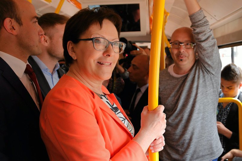 Premier Ewa Kopacz ma w wakacje jeździć po Polsce rejsowymi autobusami