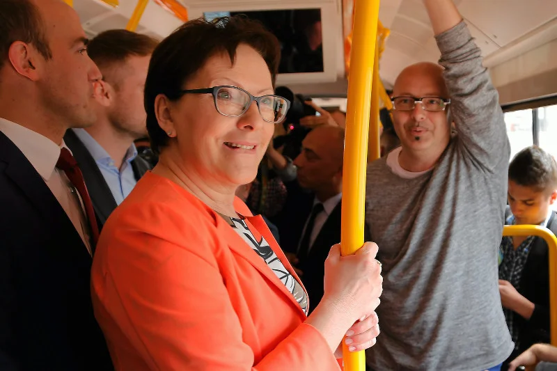 Premier Ewa Kopacz ma w wakacje jeździć po Polsce rejsowymi autobusami