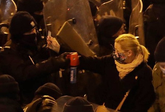 Policjant użył gazu łzawiącego na Nowackiej. Prokuratura podjęła decyzję.