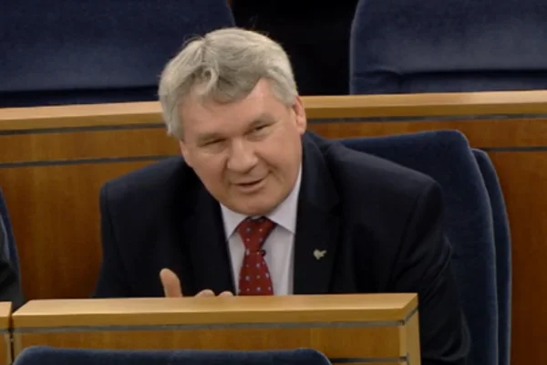 Senator PiS Robert Mamątow zwrócił uwagę wiceministrowi Patrykowi Jakiemu, że jego resort akceptował senacki projekt ustawy o komornikach.