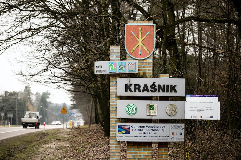 Kraśnik. Tablica informacyjna przy wjeździe do miasta.