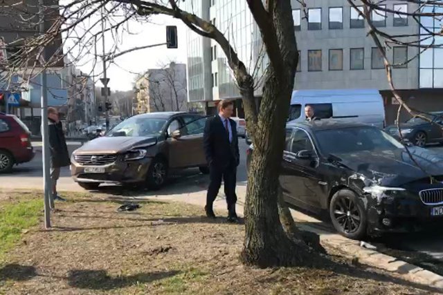 Kolizja wiceministra obrony Bartosza Kownackiego okazuje się dla rządzących bardziej kłopotliwa niż sądzono.