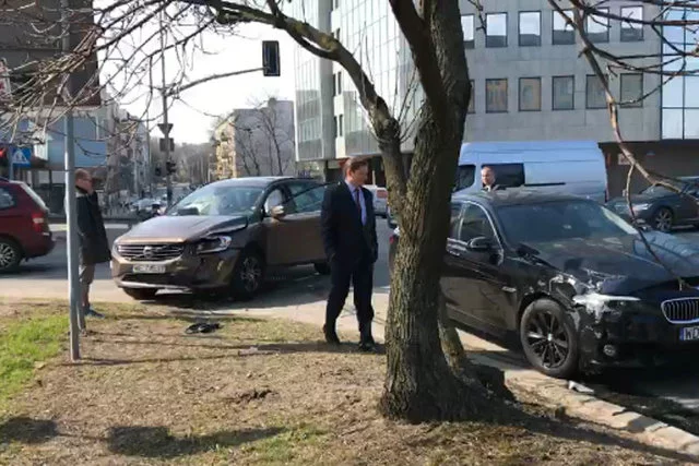 Kolizja wiceministra obrony Bartosza Kownackiego okazuje się dla rządzących bardziej kłopotliwa niż sądzono.