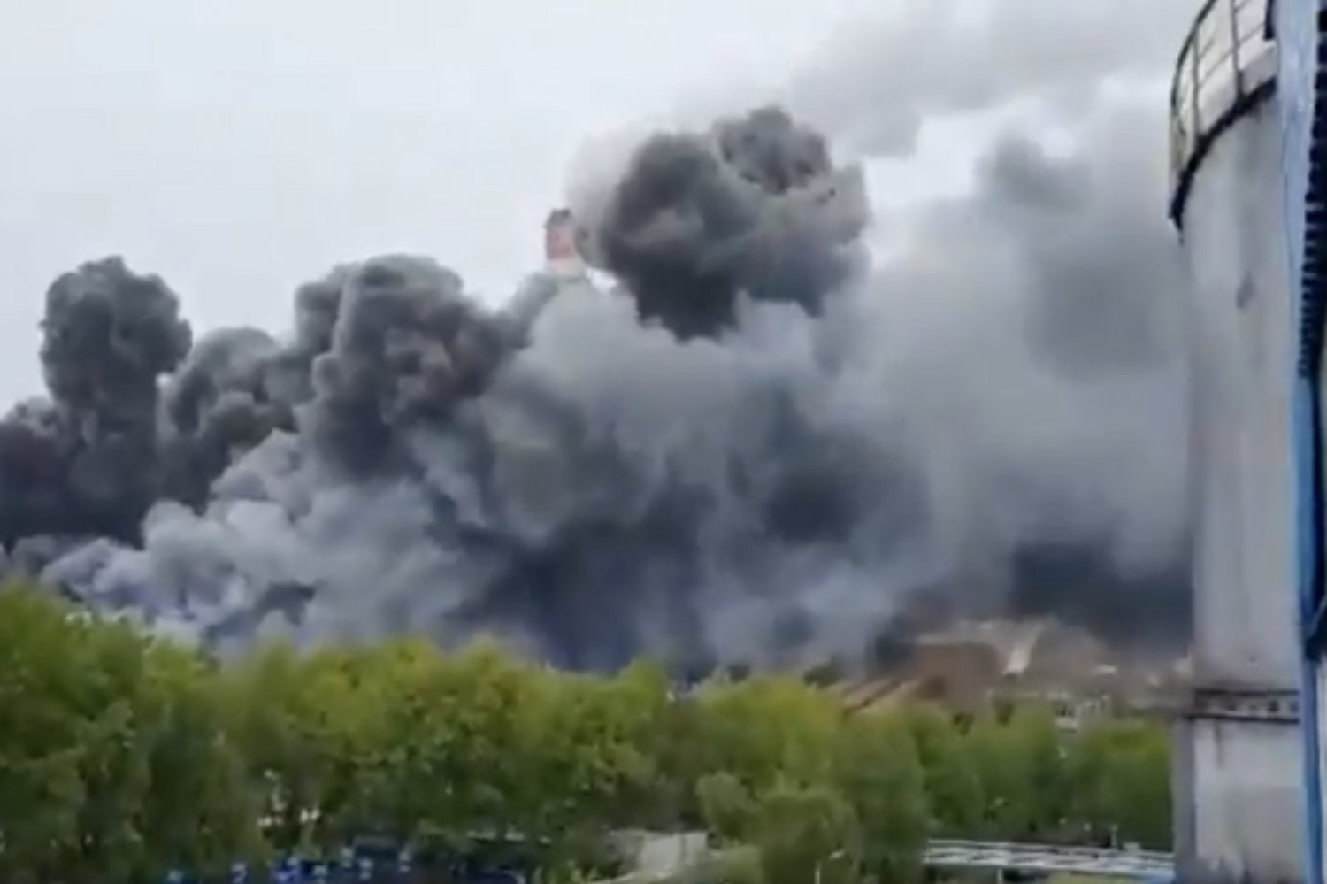 Pożar w Bełchatowie. Dym nad elektrownią.